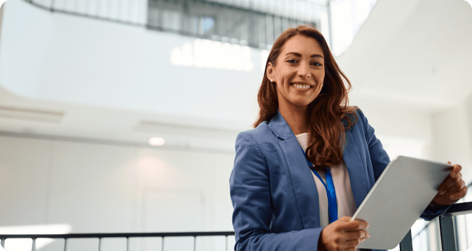 Mulher de negócios com tablet, ilustrando a supervisão de questões financeiras e administrativas em condomínios.