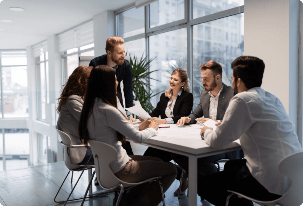 Equipe de profissionais discutindo garantias e seguros em uma sala de reuniões moderna.