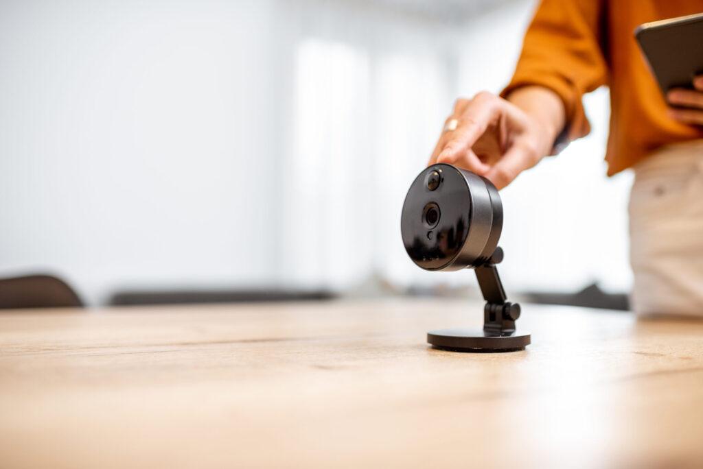 Homem e mulher dispõem garrafas plásticas em uma mesa, refletindo a responsabilidade ambiental e a melhoria na gestão condominial.